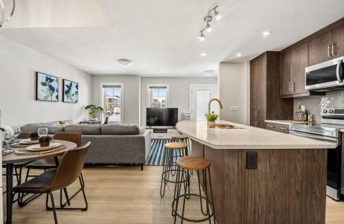 Calgary House | Stylish 3BR Townhouse by Airport