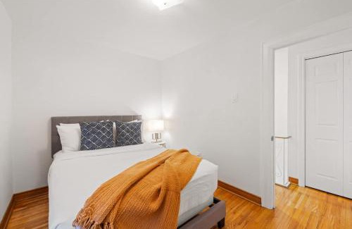 Wychwood Apartment | Stylish 3BR Urban Retreat near Christie Sleeps 6