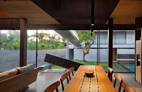 Batu Bolong Villa | Stylish 3BR Villa Tana Takah w/Pool & Sky Bridge