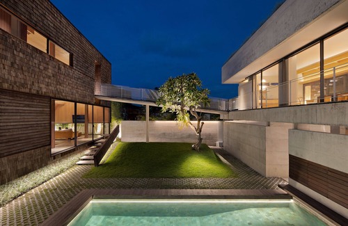 Batu Bolong Villa | Stylish 3BR Villa Tana Takah w/Pool & Sky Bridge