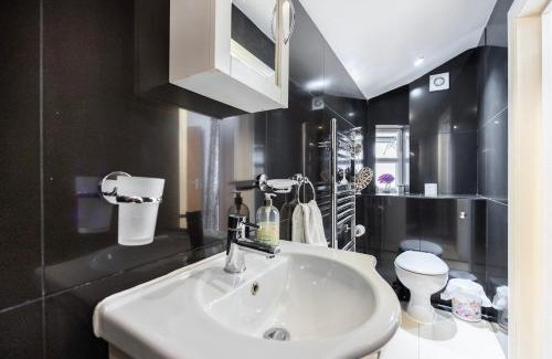 West Kensington Apartment | Stylish 3br3ba Retreat West Kensington Gem B