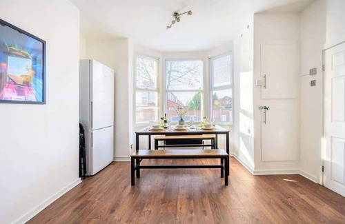 Trafford Apartment | Stylish 4-Bed Home | Parking | Work & Leisure