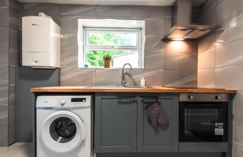 Southampton House | Stylish 4 Bedrooms-Sleeps 8-Long Term Disc-Driveway