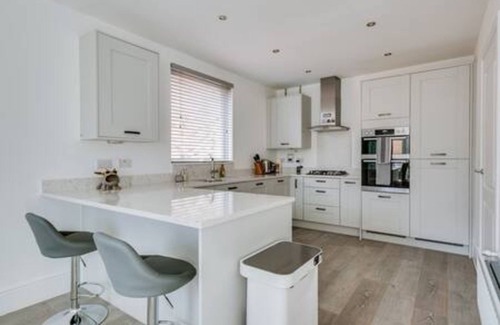 Oxford House | Stylish 4-BR House with 3 Ensuite & Free Parking