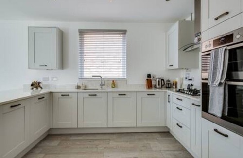 Oxford House | Stylish 4-BR House with 3 Ensuite & Free Parking