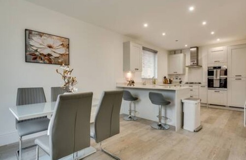 Oxford House | Stylish 4-BR House with 3 Ensuite & Free Parking