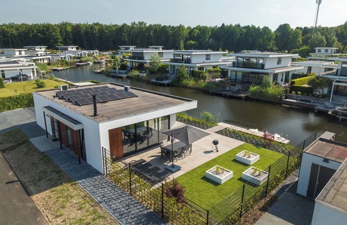 Zeewolde House | Stylish 4-person wellness villa with Finnish sauna, fenced waterfront garden and luxurious interior – pets welcome.