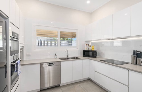 Coorparoo House | Stylish 4Bedroom Stay Outdoor Dining & City Access