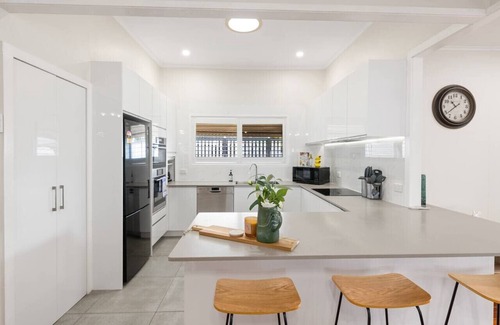 Coorparoo House | Stylish 4Bedroom Stay Outdoor Dining & City Access