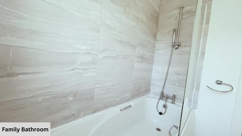 Marston Green House | Stylish 4beds House with parking for contractors & families, HS2 NEC