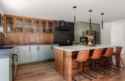 Woodland Hills House | Stylish 4BR/2.5BTR Haven for Families with Garage space for long terms