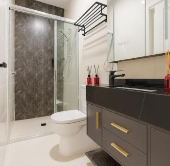 McKinnon House | Stylish 4BR Easy CBD Access Walk to Train & Shops