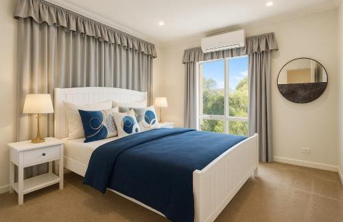McKinnon House | Stylish 4BR Easy CBD Access Walk to Train & Shops