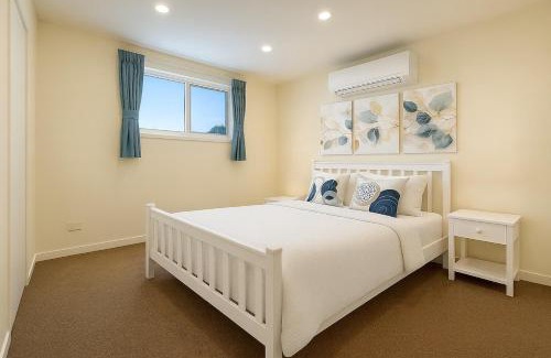 McKinnon House | Stylish 4BR Easy CBD Access Walk to Train & Shops