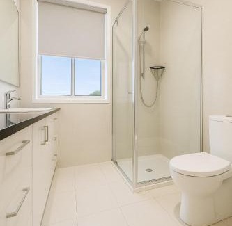 McKinnon House | Stylish 4BR Easy CBD Access Walk to Train & Shops