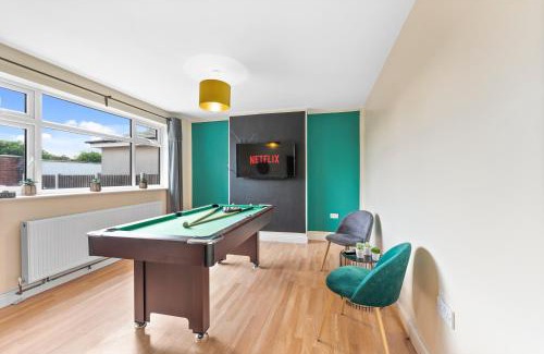 Giltbrook House | Stylish 5 Bed in Peak District Gem - Games Rooms
