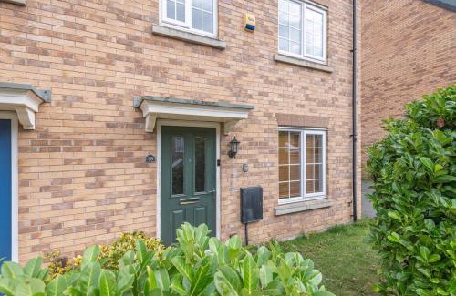 Calder Grove House | Stylish 5-Bed Townhouse In Wakefield
