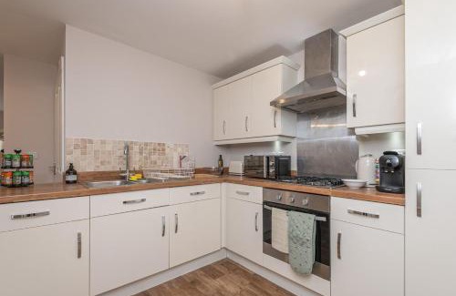 Calder Grove House | Stylish 5-Bed Townhouse In Wakefield