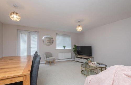 Calder Grove House | Stylish 5-Bed Townhouse In Wakefield