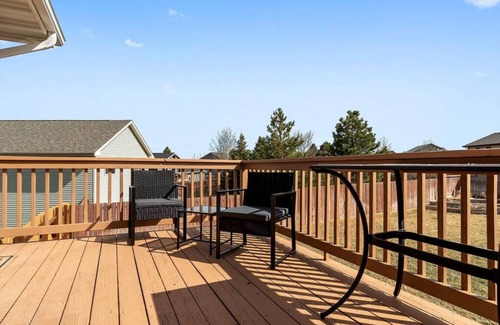 Summerset House | Stylish 5 BR- LG Fenced Backyard and Playground