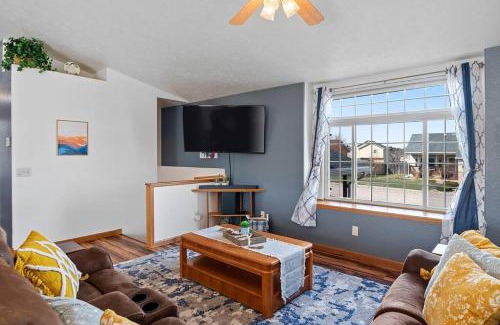 Summerset House | Stylish 5 BR- LG Fenced Backyard and Playground