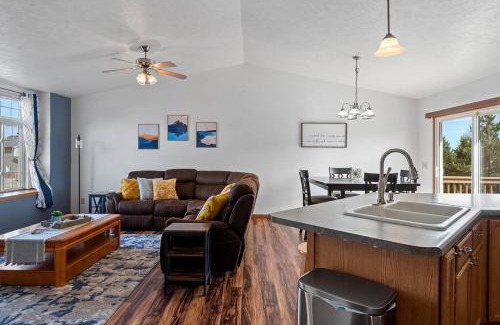 Summerset House | Stylish 5 BR- LG Fenced Backyard and Playground