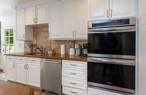 La Brea House | Stylish 5BR/4BA House with Private Jacuzzi