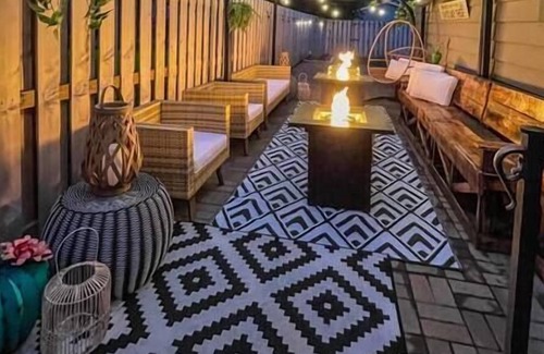 Aksarben - Elmwood Park House | Stylish 6 Bed/3 Bath Dundee Home w/ 2 Firepits