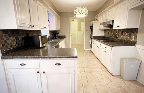 East Memphis House | Stylish 6BR Retreat Memphis BBQ+games