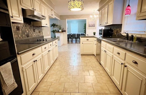 East Memphis House | Stylish 6BR Retreat Memphis BBQ+games