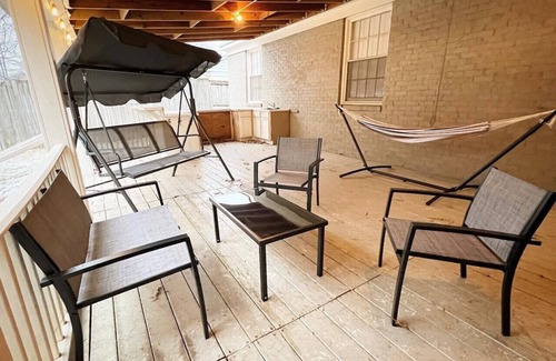 East Memphis House | Stylish 6BR Retreat Memphis BBQ+games