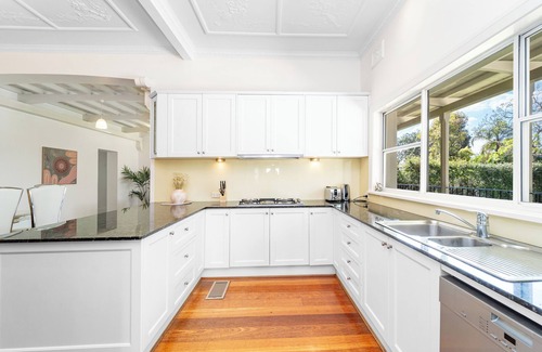 Strathfield House | Stylish 6BR Strathfield House – Tennis & Fun Games