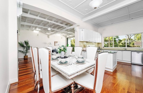Strathfield House | Stylish 6BR Strathfield House – Tennis & Fun Games