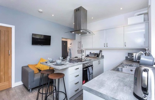 Burnley House | Stylish & Affordable home in Burnley with Parking