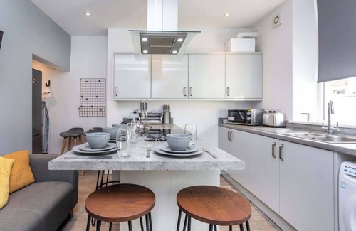 Burnley House | Stylish & Affordable home in Burnley with Parking