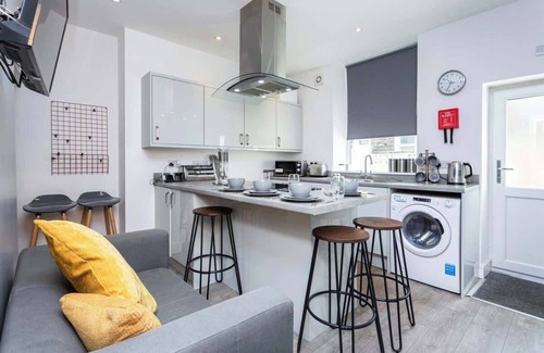 Burnley House | Stylish & Affordable home in Burnley with Parking