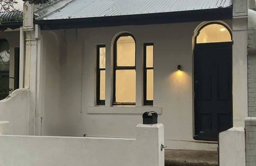 Alexandria House | Stylish Alexandria Terrace – Walk to dining & shops