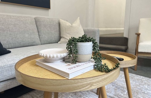Alexandria House | Stylish Alexandria Terrace – Walk to dining & shops