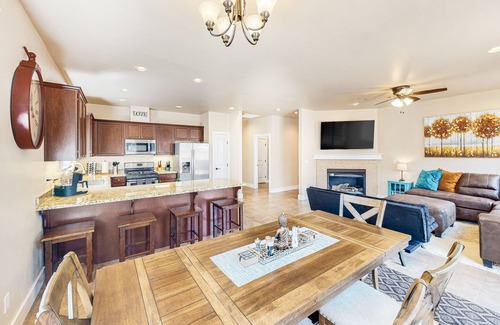 Flagstaff House | Stylish all-season home with dog-friendly yard, patio, central AC & washer/dryer