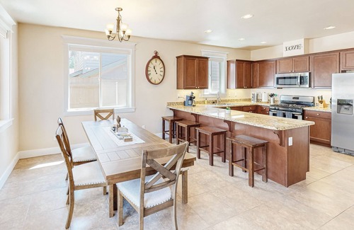Flagstaff House | Stylish all-season home with dog-friendly yard, patio, central AC & washer/dryer