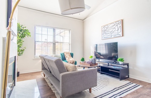 Valley Ranch Apartment | Stylish and Chic 1BR King Suite w/Pool, Gym & Parking