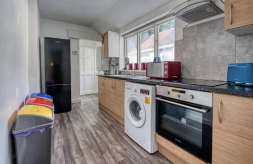 Stoke-on-Trent House | Stylish and Comfy Contractor House in Stoke