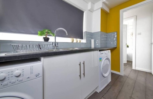 Liverpool House | Stylish and Comfortable Home Away From Home