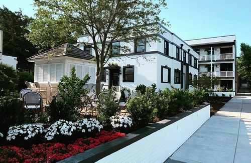 Wilmington Historic District Apartment | Stylish and Comfortable Stay! Pet-friendly, Pool, Near City Stage Theatre