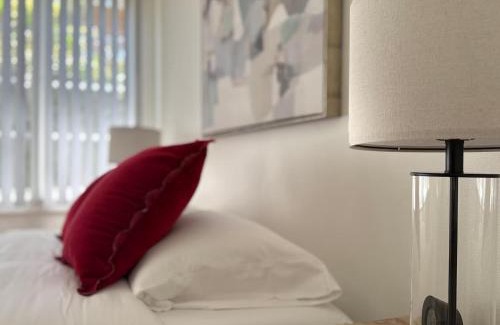 Los Angeles Apartment | Stylish and Cozy 2BR 1BA Getaway Near LAX - LMU - SoFi - Beaches
