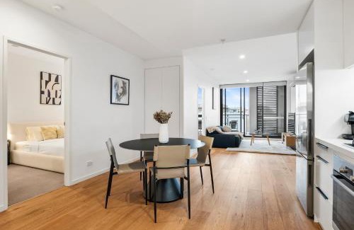 Carnegie Apartment | Stylish and Modern 2BR w King Bed, Study and Car Park