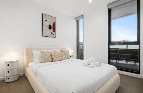 Carnegie Apartment | Stylish and Modern 2BR w King Bed, Study and Car Park
