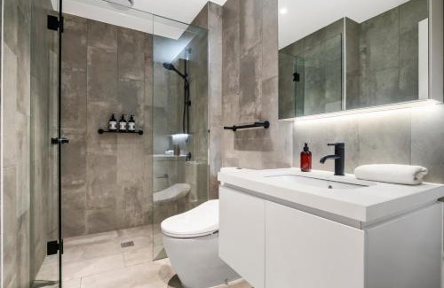 Carnegie Apartment | Stylish and Modern 2BR w King Bed, Study and Car Park
