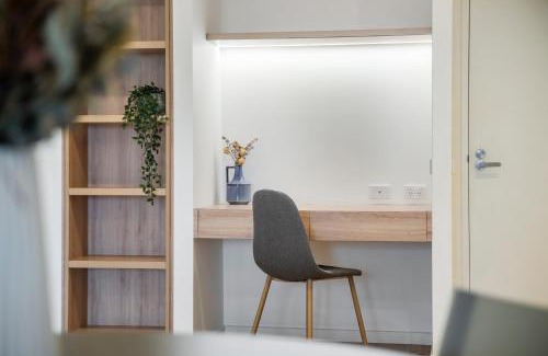 Carnegie Apartment | Stylish and Modern 2BR w King Bed, Study and Car Park