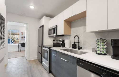 Old East Dallas Apartment | Stylish and Modern Retreat in Downtown w/Parking